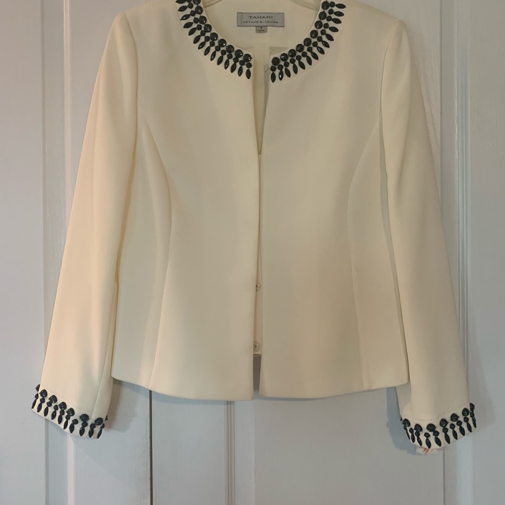 Women skirt and jacket still has tags size 8